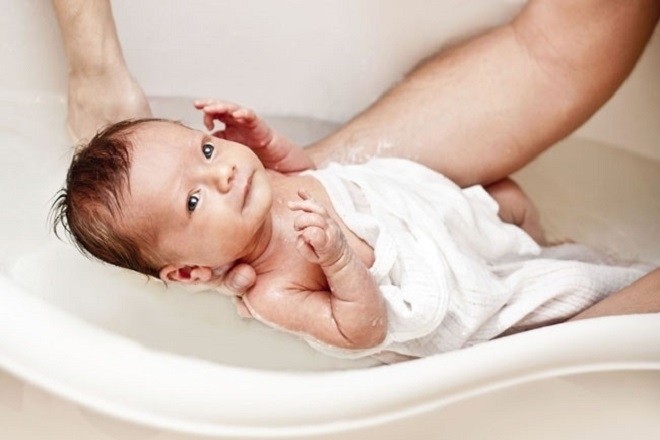 tắm cho trẻ sơ sinh cần đúng thời điểm