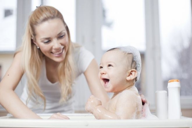 bé cười thích thú khi tắm cùng mẹ
