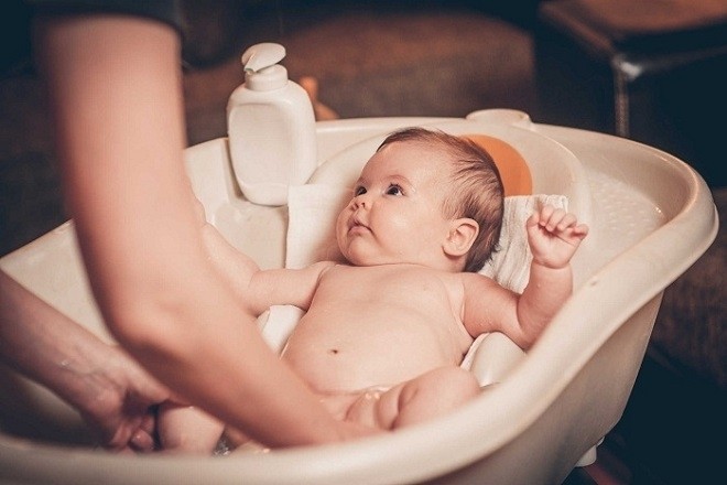 trẻ nhìn mẹ khi đang tắm