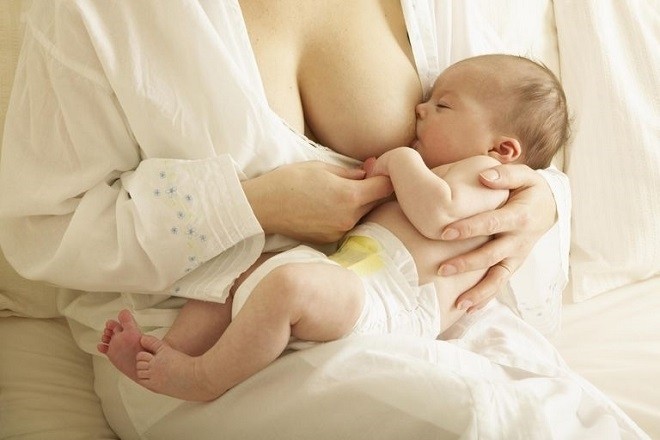 trẻ sơ sinh nên bú sữa mẹ hàng ngày