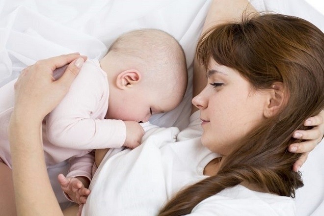 sữa mẹ là nguồn dinh dưỡng giúp con phát triển