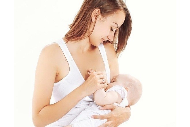 mẹ cho con bú sữa để đảm bảo chất dinh dưỡng