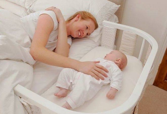 mẹ chơi với bé để bé tập thức buổi ngày