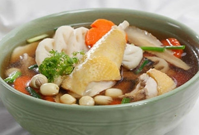 canh gà hầm củ sen