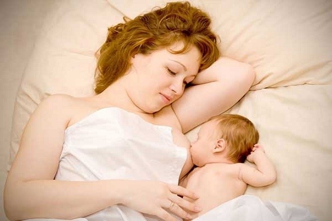 mẹ nằm cho con bú sữa