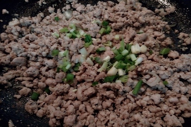 xào thịt băm với hành