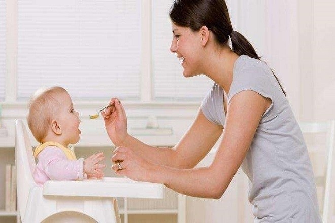 mẹ đút đồ ăn dặm cho bé
