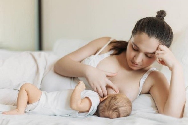 mẹ nằm cho bé bu sữa đúng tư thế