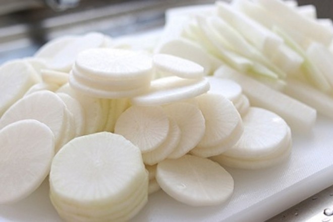 củ cải cắt khoanh tròn