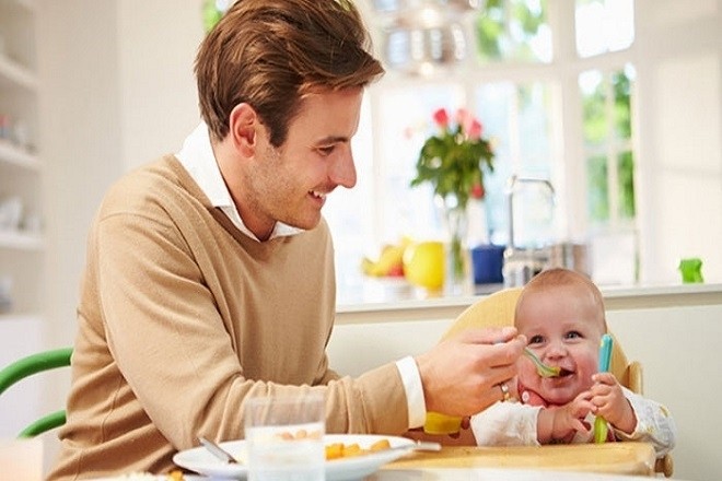 bố mẹ cần cho bé ăn dặm đúng thời điểm để tốt cho bé