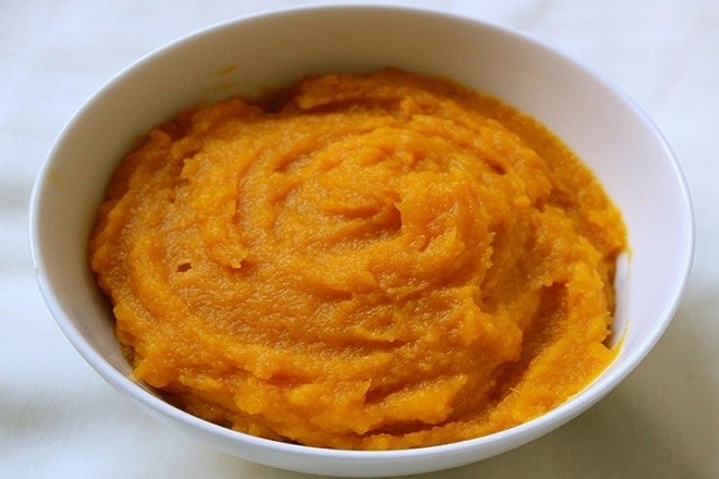 nấu bột bí đỏ nghiền cho bé ăn dặm dễ tiêu hóa