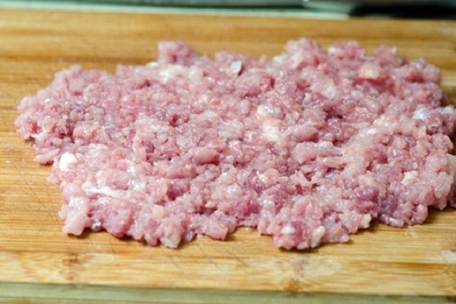 nên băm nhỏ thịt để nấu cháo cho bé