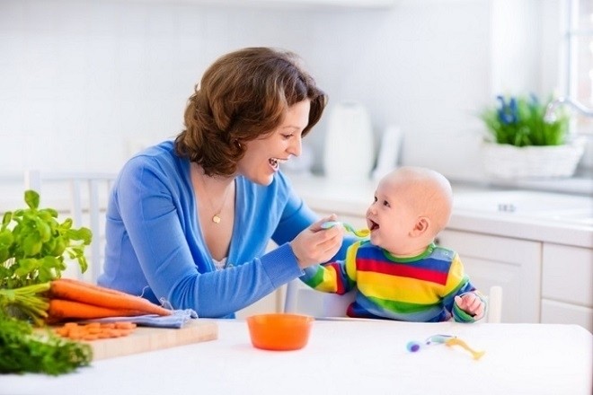 bé cười khi mẹ cho ăn những món ngon và dễ tiêu hóa