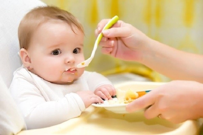 cho bé ăn theo nhu cầu chứ không nên ép con ăn nhiều
