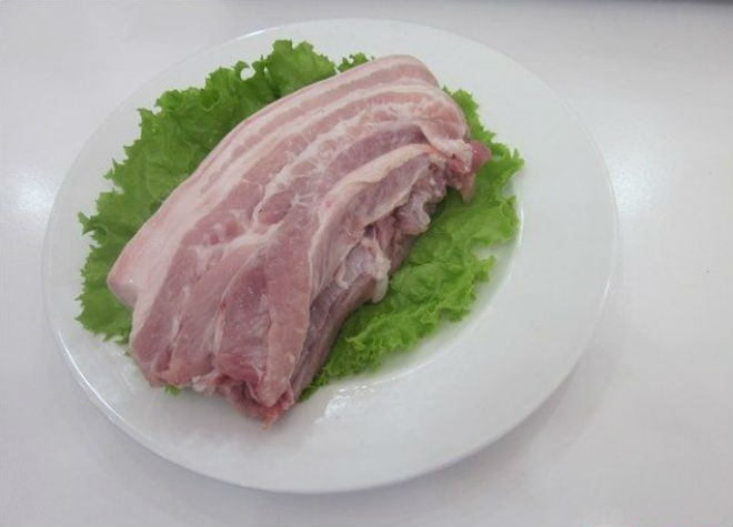 thịt ba chỉ rửa sạch, lau khô
