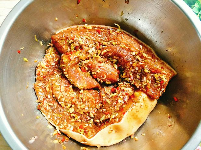 cho thịt vào tô ướp với các gia vị