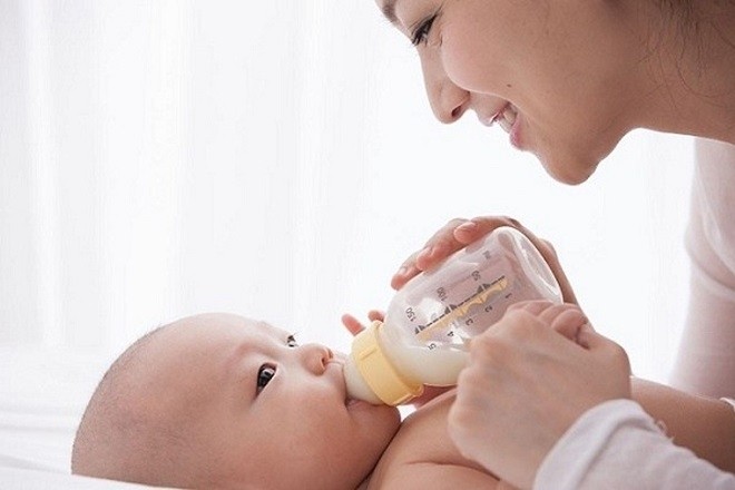 mẹ cho bé bú bình