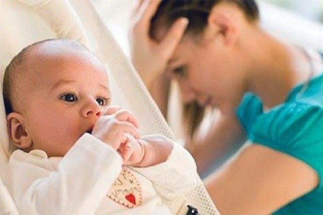 bé bị táo bón nên ít ăn khiến mẹ lo lắng