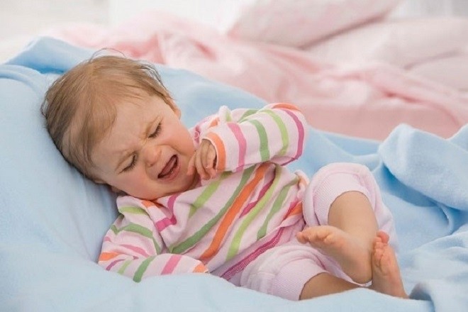 bé bị táo bón thường quấy khóc và khó chịu
