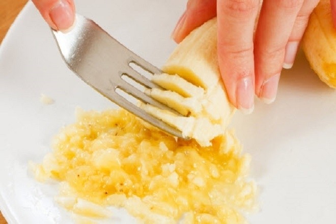 nghiền nhuyễn chuối để chế biến đồ ăn cho bé