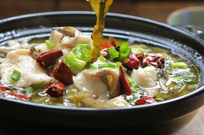 canh dưa chua nấu cá thái lát