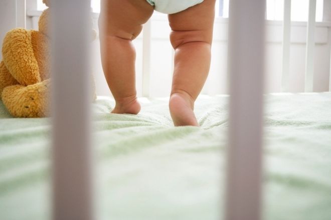các mẹ nên tập cho bé đi trên một đường thẳng để điều trị chân vòng kiềng