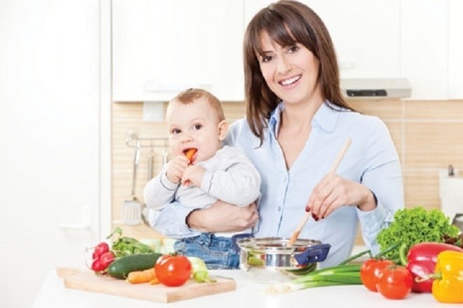 mẹ nấu cháo ăn dặm cho bé
