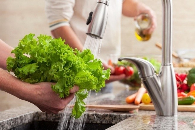 rửa rau dưới vòi nước thật sạch để đảm bảo an toàn