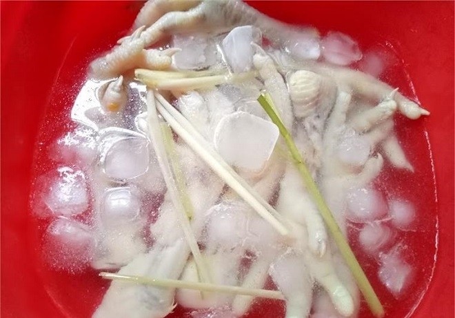 chân gà ngâm nước đá