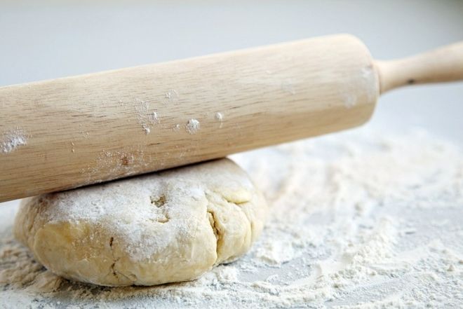 dùng chày để tán bột