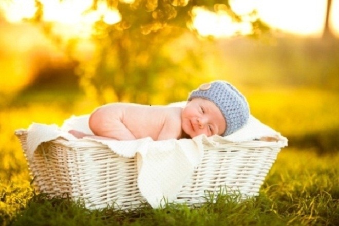 trẻ sơ sinh nằm trên giỏ