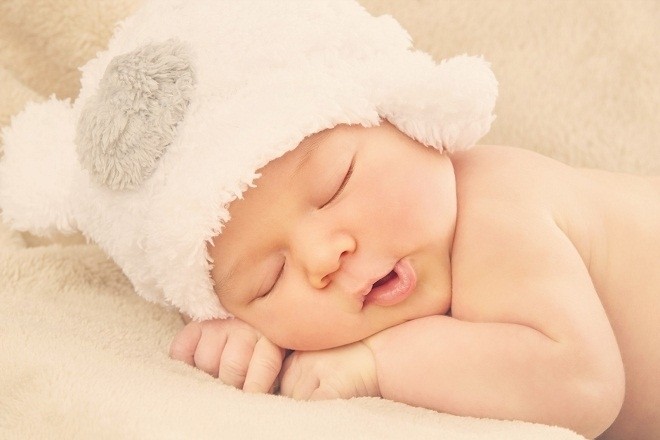 trẻ sơ sinh thở mạnh khi ngủ