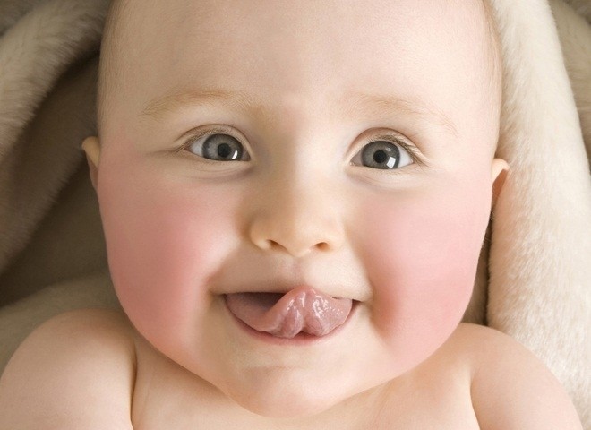 bé le lưỡi liếm môi