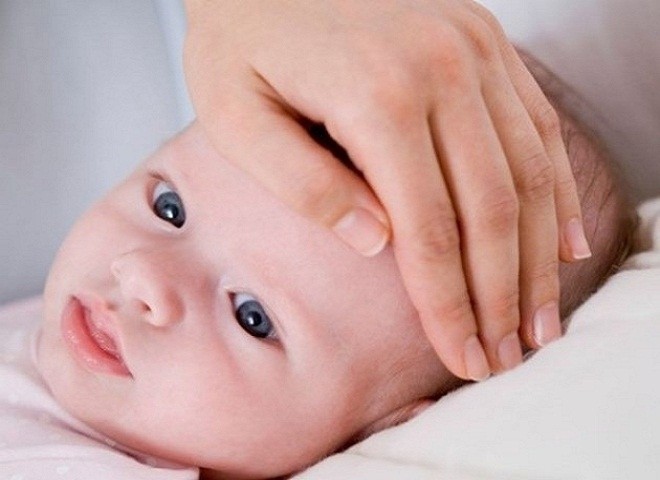 mẹ sờ trán bé bằng tay
