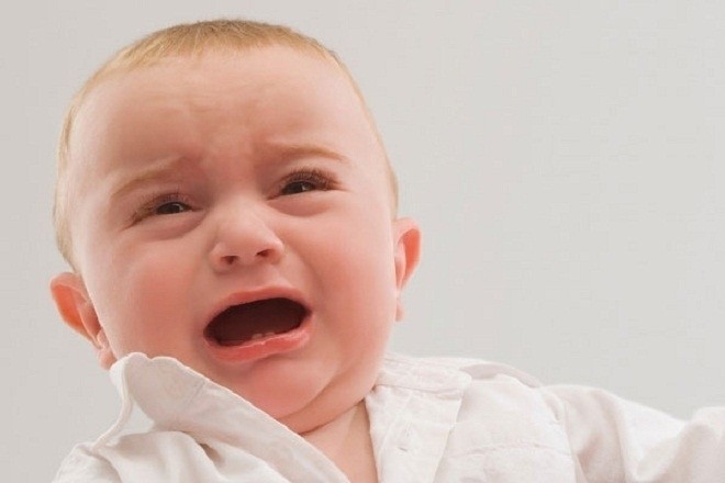 bé há miệng khóc