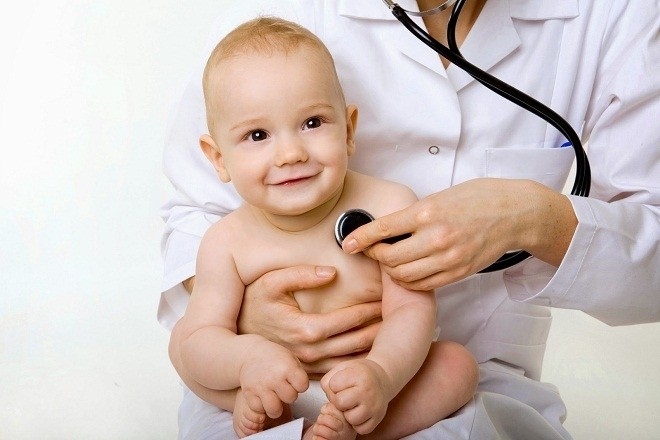 bác sĩ đặt ống nghe trên ngực bé