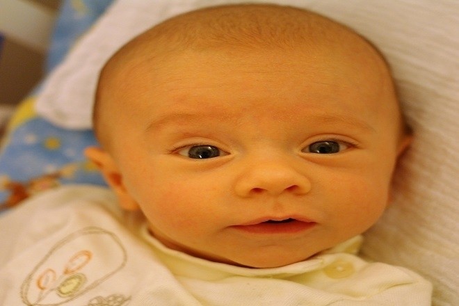 bé mở mắt quan sát