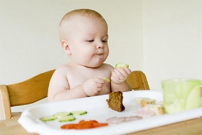 không nên cho bé ăn vặt trước khi ăn dặm