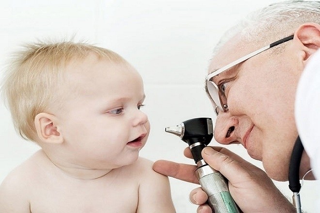 bác sỹ khám mắt cho bé