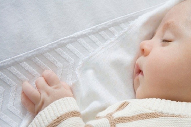 trẻ sơ sinh thở nhanh khi ngủ