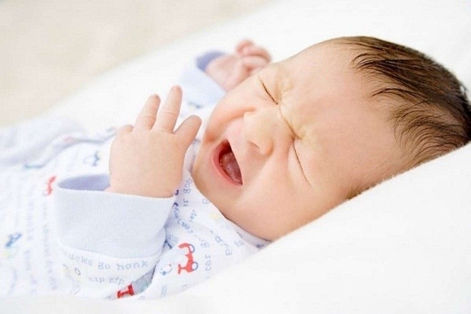 trẻ sơ sinh thở nhanh và khóc gắt