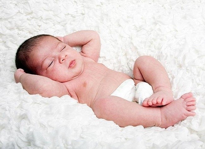 trẻ sơ sinh đặt hai tay trên đầu