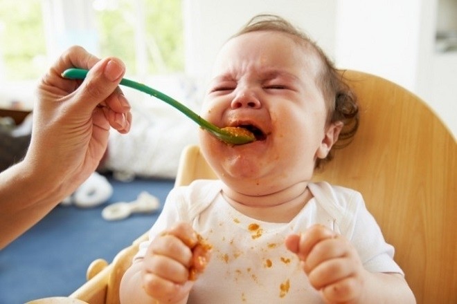 bố mẹ ép con ăn quá nhiều khiến bé hoảng sợ
