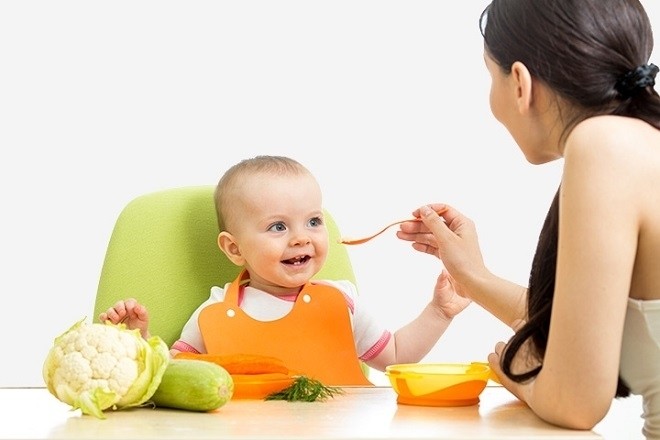 bé thoải mái khi ăn cùng mẹ