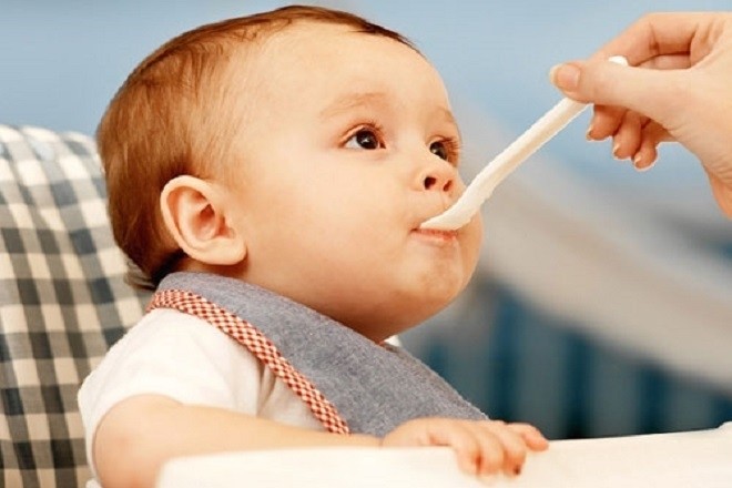 bé ngậm muỗng khi đút đồ ăn