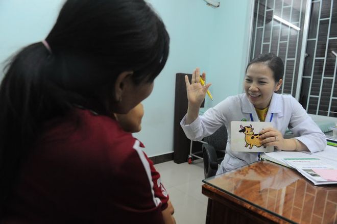 bác sĩ dùng tranh ảnh khám trẻ