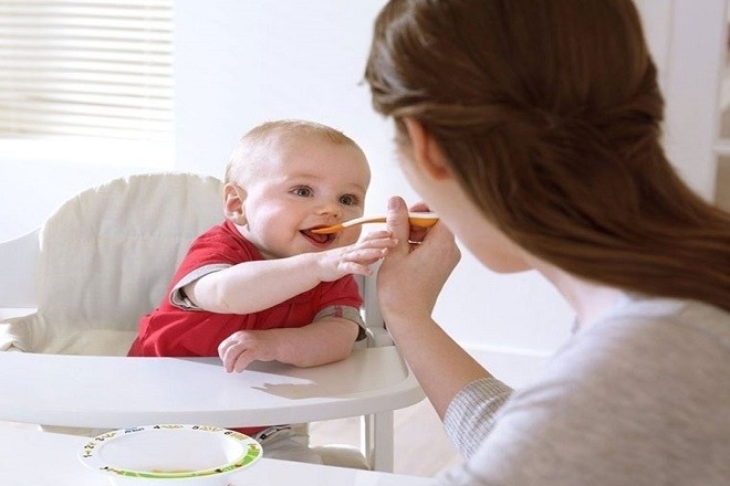 mẹ quan sát và tạo hứng thú cho bé khi ăn dặm