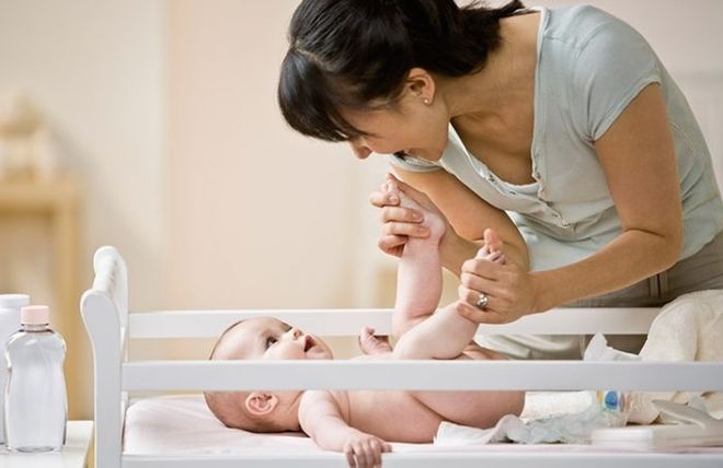 thực hiện động tác đạp chân là cách chữa táo bón cho trẻ sơ sinh hiệu quả