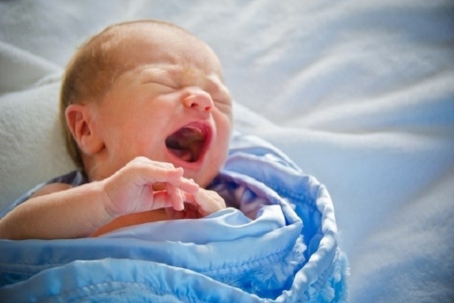 trẻ sơ sinh bị đàm nhớt quấy khóc