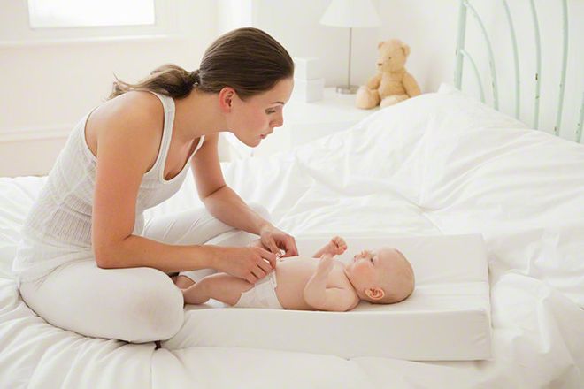 tập thói quen đi ngoài đúng giờ là cách chữa táo bón cho trẻ sơ sinh phổ biến